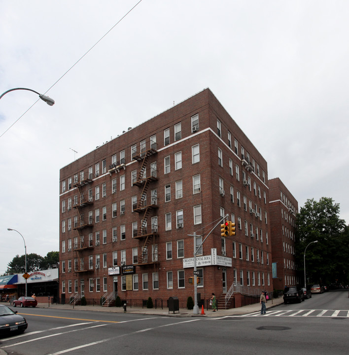 63-50 Wetherole St in Rego Park, NY - Foto de edificio