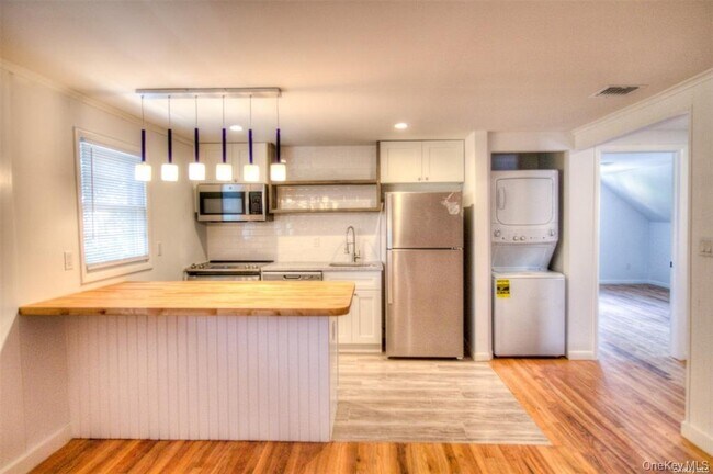 11 Pulaski Pl in Port Washington, NY - Building Photo - Building Photo