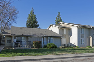 Oakwood Apartments II in Ivanhoe, CA - Building Photo - Building Photo