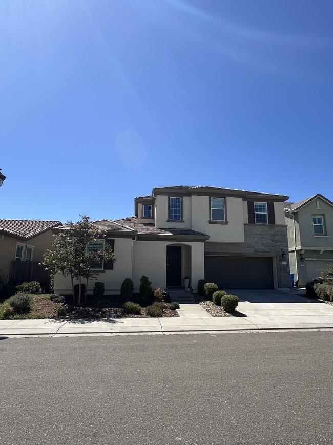 136 Clematis St in Vacaville, CA - Foto de edificio - Building Photo