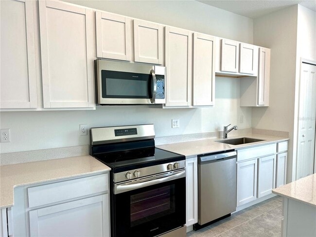2432 Skyline Lp in Kissimmee, FL - Foto de edificio - Building Photo