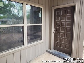 1210 Hillcrest Dr in New Braunfels, TX - Foto de edificio - Building Photo