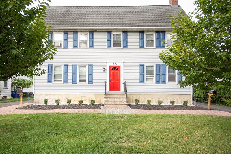 220 S Church St in Moorestown, NJ - Building Photo
