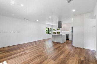 301 SW 51st Ave in Coral Gables, FL - Building Photo - Building Photo