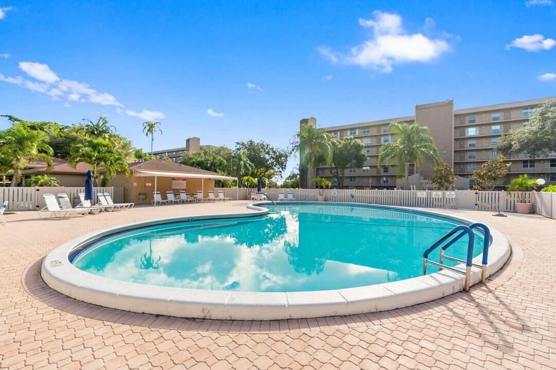 4570 NW 18th Ave in Pompano Beach, FL - Building Photo