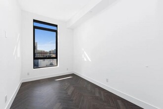 11-12-12 44th Dr in Queens, NY - Building Photo - Building Photo