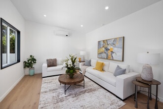 14351 Emelita St in Los Angeles, CA - Building Photo - Building Photo