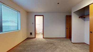 Shellmont Apartments in Des Moines, WA - Building Photo - Building Photo