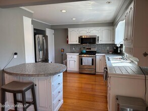 8 Bassett Pl in Red Bank, NJ - Building Photo - Building Photo