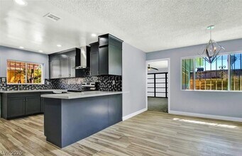 1056 E Oakey Blvd in Las Vegas, NV - Building Photo - Building Photo