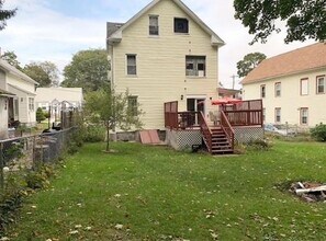 21 Falmouth St, Unit 2 in Worcester, MA - Foto de edificio - Building Photo