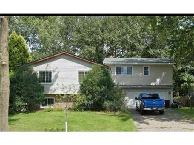 property at 504 Crestview Dr S