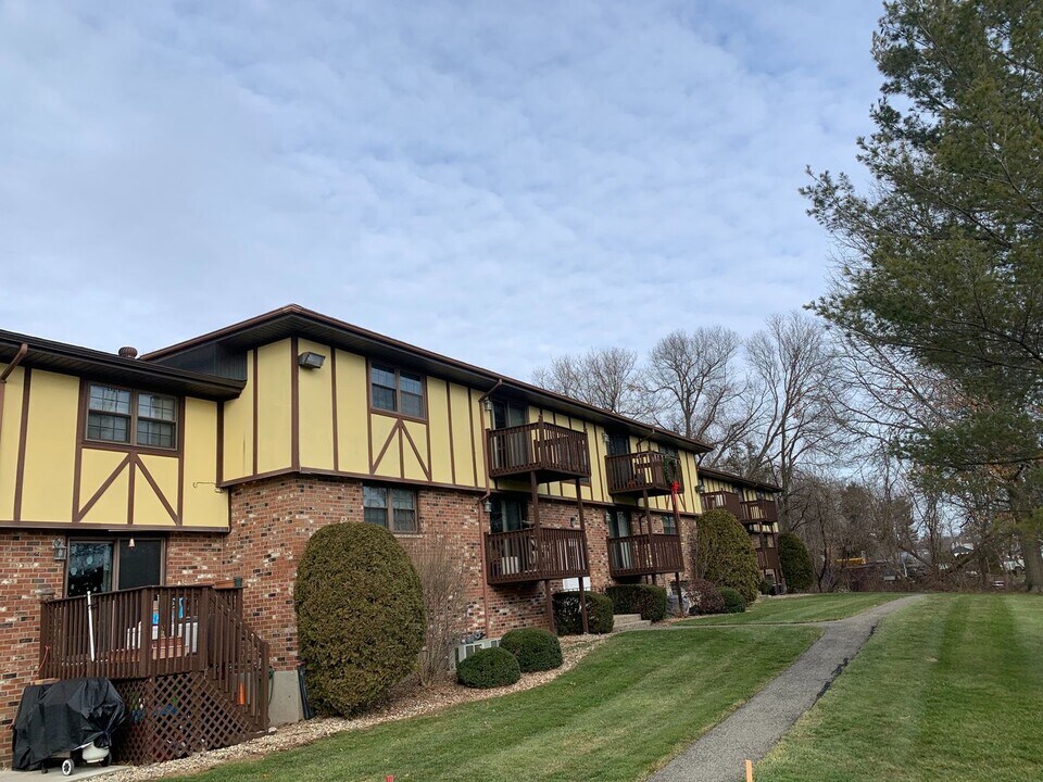 18 Surrey Dr in Newington, CT - Building Photo