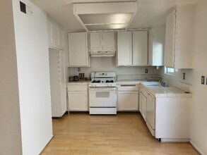 19231 Sherman Way in Reseda, CA - Foto de edificio - Building Photo