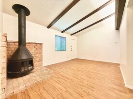 1118-1120 Hazelton St in San Marcos, TX - Building Photo