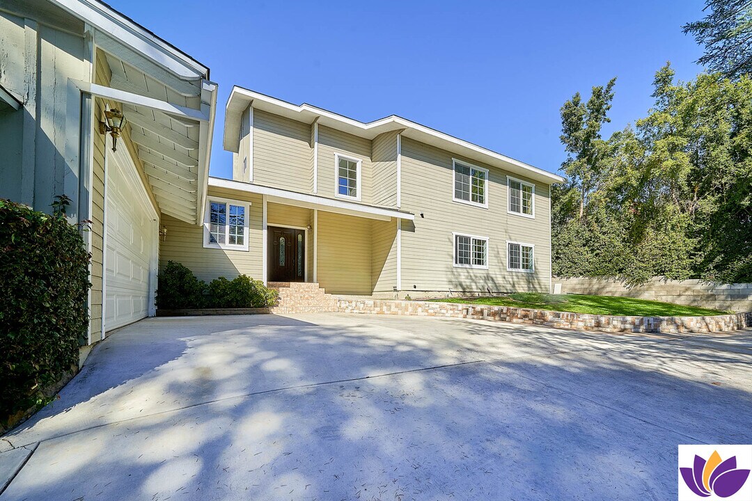 4736 Rosemont Ave in La Crescenta, CA - Building Photo