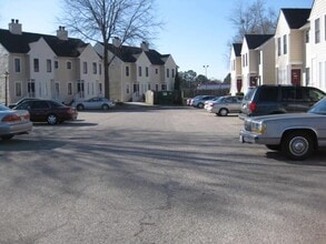 2032 Elmhurst Ln in Portsmouth, VA - Foto de edificio - Building Photo