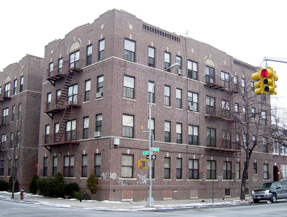 5201 Snyder Ave in Brooklyn, NY - Foto de edificio