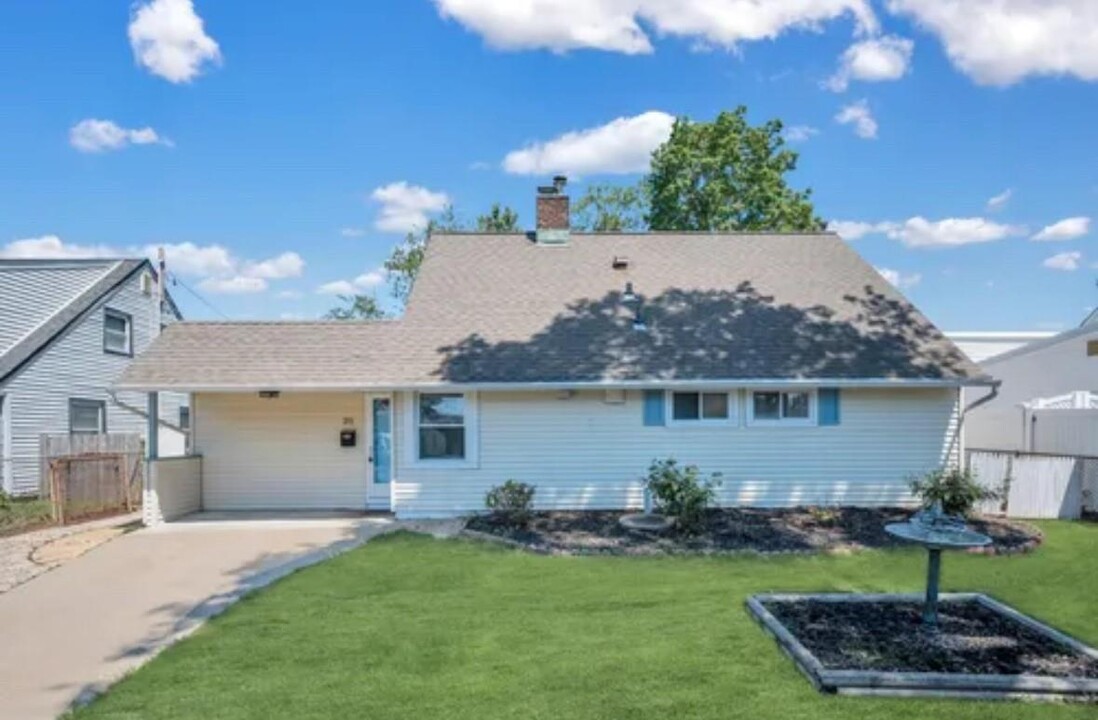 31 Gleaner Ln in Levittown, NY - Building Photo