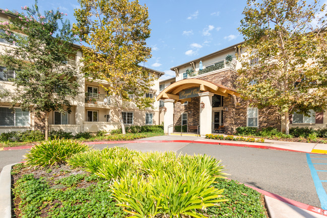 Royal Oaks 55+ Senior Apartment Community in San Marcos, CA - Foto de edificio - Building Photo