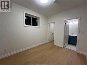 348 Campbell Ave in Windsor, ON - Foto de edificio - Building Photo