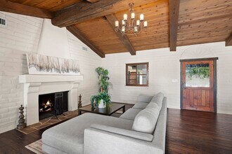 4860 La Jacaranda in Rancho Santa Fe, CA - Foto de edificio - Building Photo