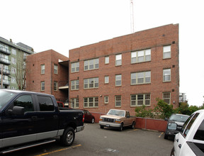 Queen's Court Apartments in Seattle, WA - Building Photo - Building Photo