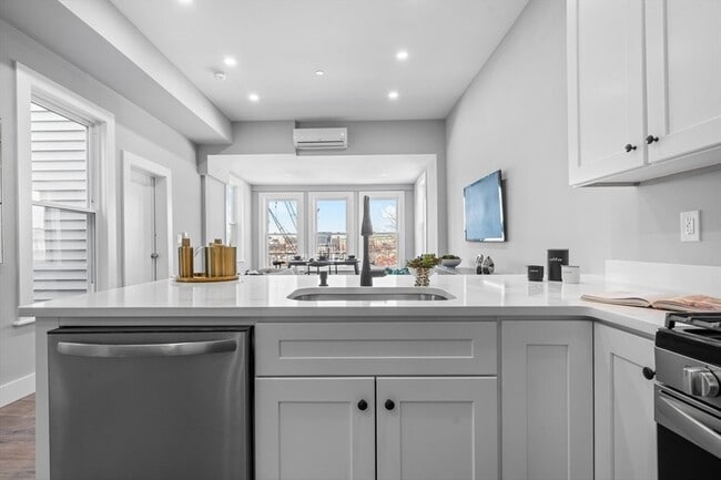 390 Meridian St, Unit 1 in Boston, MA - Building Photo - Building Photo