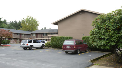 Colonial Villa Apartments in Portland, OR - Building Photo - Building Photo