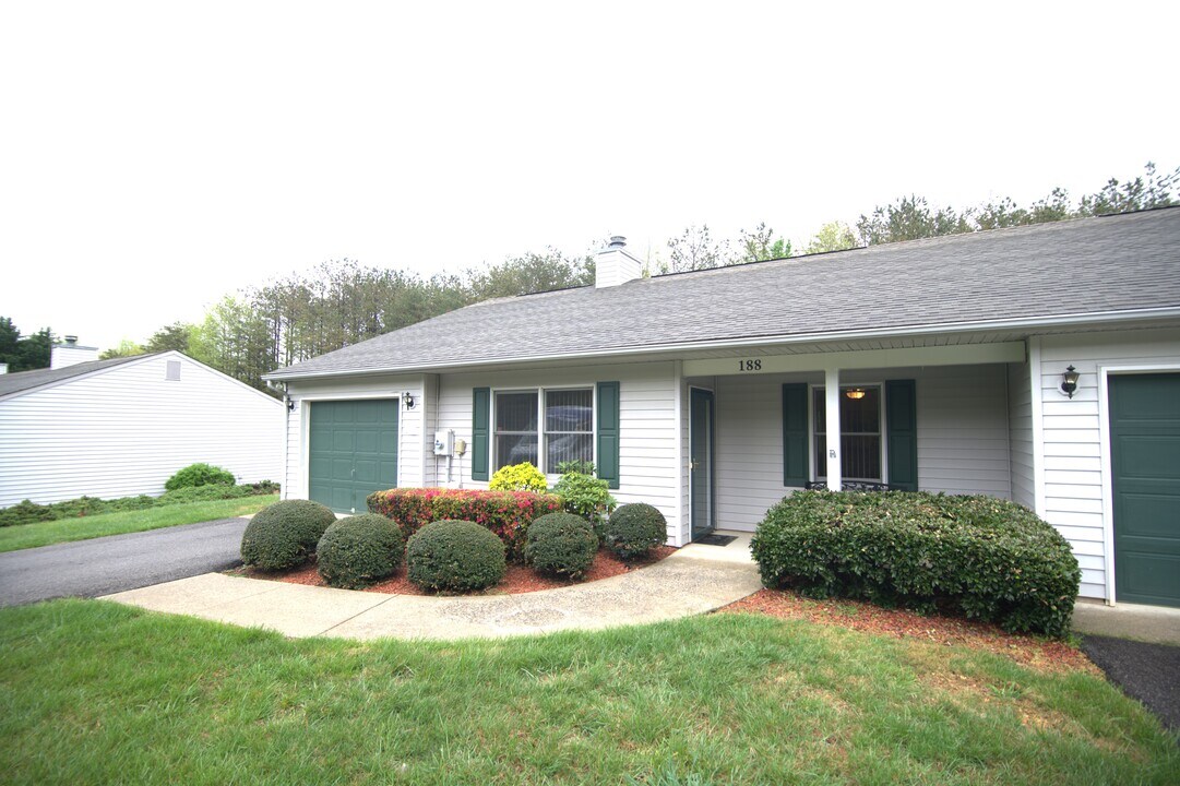 140 Oldfield Rd in Moneta, VA - Building Photo