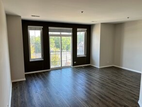 625 Deerfield Rd in Deerfield, IL - Building Photo - Building Photo