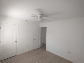 211 Ash Ln in Annapolis, MD - Foto de edificio - Building Photo