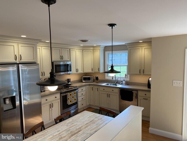 802 Edward Ln in West Chester, PA - Building Photo - Building Photo