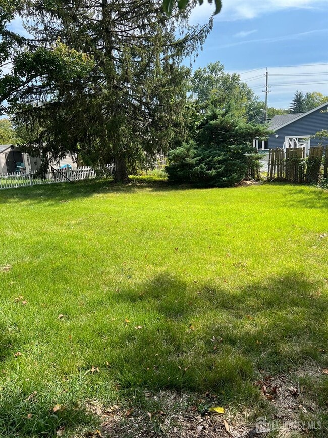 8 Rosewood Rd in Edison, NJ - Building Photo - Building Photo