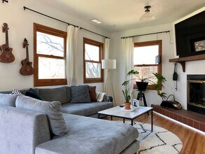 4425 York Ave N, Unit Main Floor NE in Minneapolis, MN - Foto de edificio - Building Photo