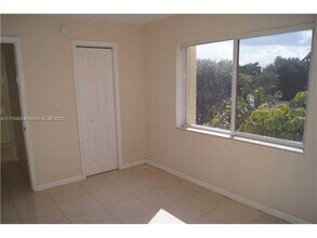 1090 NE 129th St in North Miami, FL - Foto de edificio - Building Photo