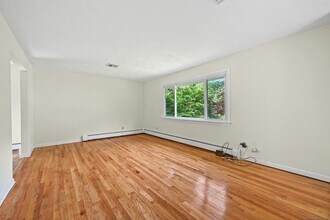 2790 Reservoir Ave in Trumbull, CT - Building Photo - Building Photo