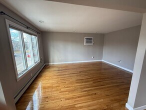 25 S Bay Dr-Unit -2 in Babylon, NY - Building Photo - Building Photo