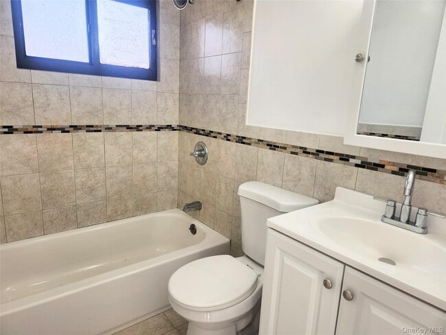 27 Gordon Ave in West Babylon, NY - Building Photo - Building Photo