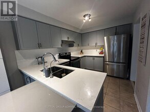 5 Quattro Ave in Richmond Hill, ON - Building Photo - Building Photo