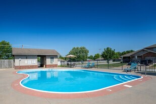 Oakwood Heights Townhomes in Republic, MO - Building Photo