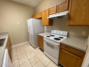 7990 Baymeadows Cir E in Jacksonville, FL - Foto de edificio - Building Photo