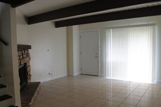 440 Meadow Green Ln in Round Lake Beach, IL - Building Photo - Building Photo