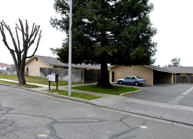 307-317 E Kern Ave in Tulare, CA - Foto de edificio - Building Photo