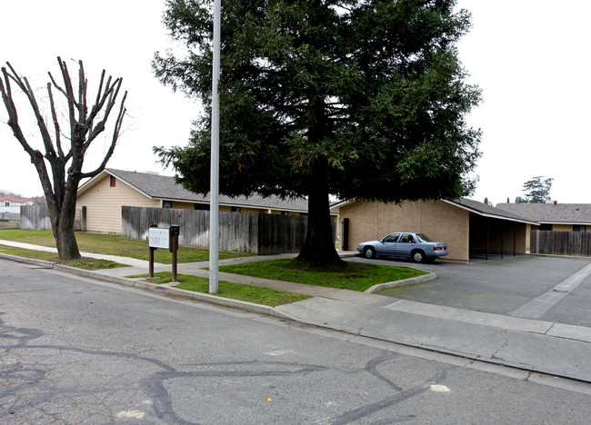 307-317 E Kern Ave in Tulare, CA - Building Photo - Building Photo