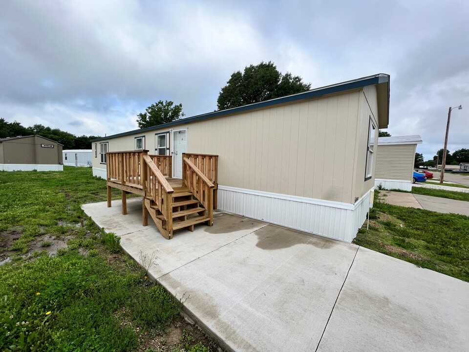 Redbud Estates in Manhattan, KS - Building Photo