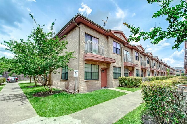 9400 Bellaire Blvd in Houston, TX - Building Photo - Building Photo