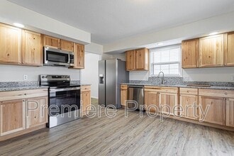 5708 NW Raintree Ct in Parkville, MO - Building Photo - Building Photo