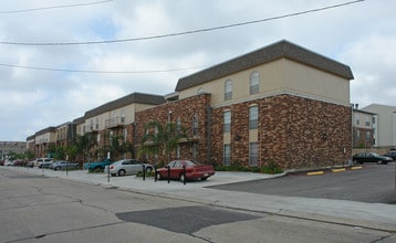 Yorkshire Court Condominums in Metairie, LA - Building Photo - Building Photo