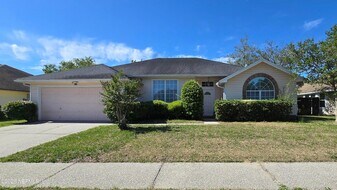 8636 Charlesgate Cir N in Jacksonville, FL - Building Photo